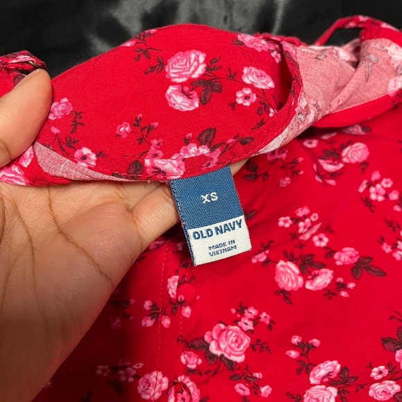XS Old Navy Red Floral Button Up Tank Top - Picture 4 of 5